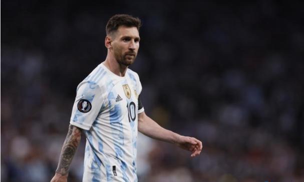 贵妃为王储当众跪下整理领口，苏提达地位不保？(25characters)